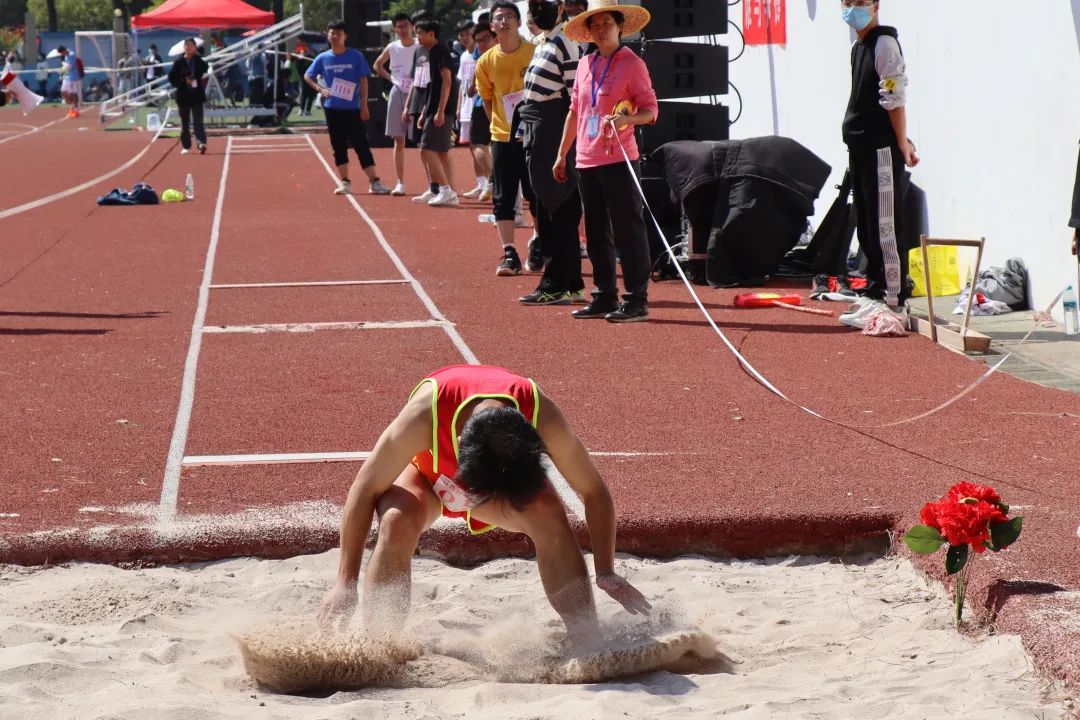 国际雪联单板滑雪平行大回转世界杯美林站首日诞生两块金牌.